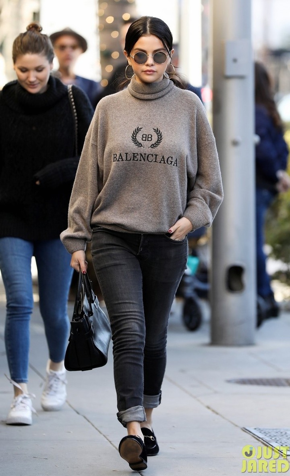 Bỏ qua Justin Bieber, Selena Gomez hạnh phúc bên gia đình và bạn bè - Ảnh 5. Bỏ qua Justin Bieber, Selena Gomez hạnh phúc bên gia đình và bạn bè - Ảnh 5.