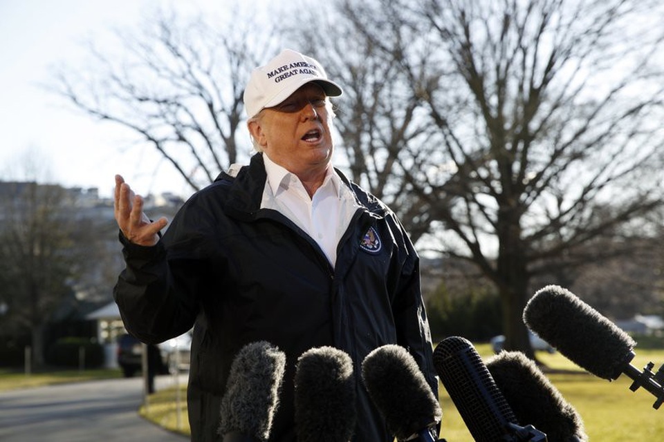 Ông Trump dọa ban bố tình trạng khẩn cấp quốc gia sau khi thăm biên giới - Ảnh 1. Ông Trump dọa ban bố tình trạng khẩn cấp quốc gia sau khi thăm biên giới - Ảnh 1.