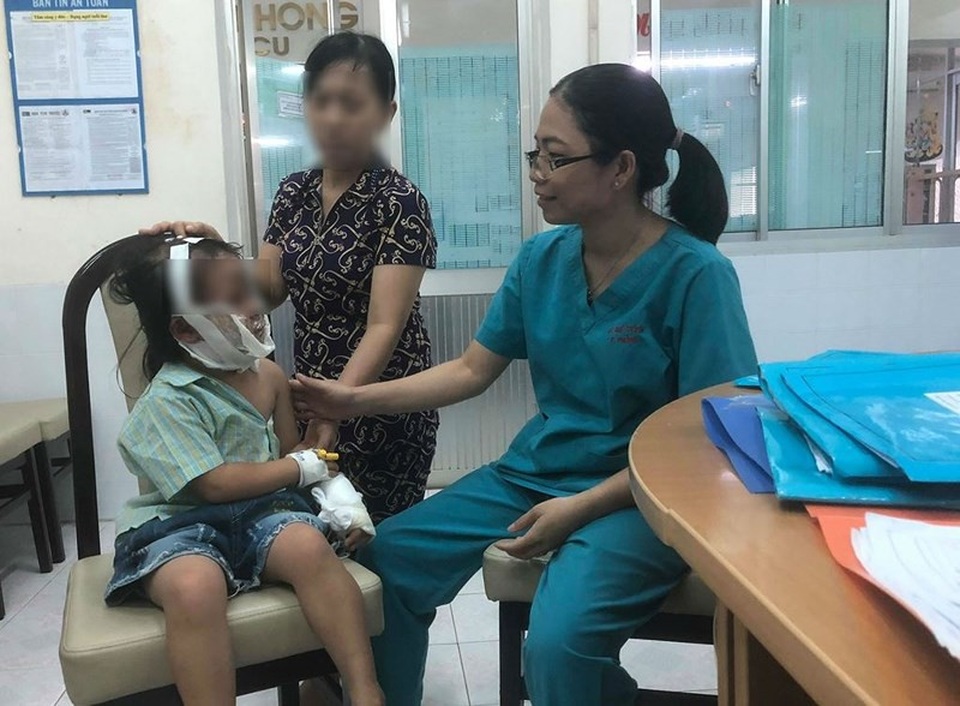 Bé gái bỏng nặng vì nghịch chai keo xịt tóc đã hết - Ảnh 1. Bé gái bỏng nặng vì nghịch chai keo xịt tóc đã hết - Ảnh 1.