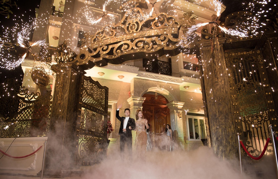 Á hậu Thanh Tuyền xuất hiện lộng lẫy bên chồng - Ảnh 3. Á hậu Thanh Tuyền xuất hiện lộng lẫy bên chồng - Ảnh 3.