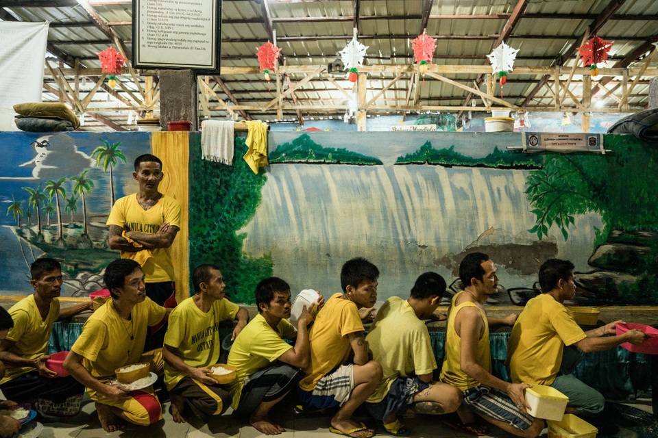 Tù nhân nằm xếp lớp và cuộc sống băng nhóm quản lý trong nhà tù Philippines - Ảnh 2. Tù nhân nằm xếp lớp và cuộc sống băng nhóm quản lý trong nhà tù Philippines - Ảnh 2.