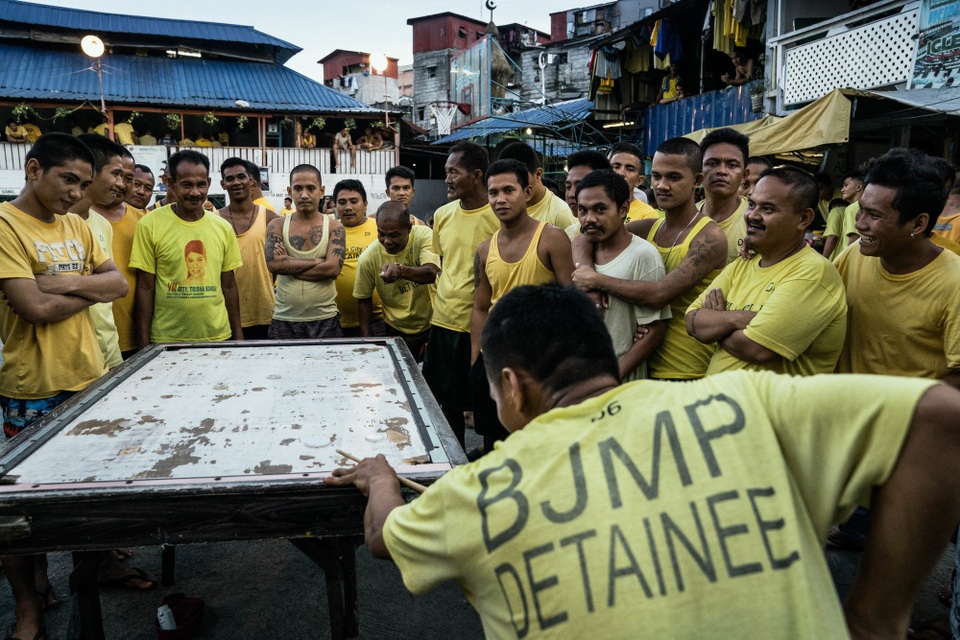 Tù nhân nằm xếp lớp và cuộc sống băng nhóm quản lý trong nhà tù Philippines - Ảnh 6. Tù nhân nằm xếp lớp và cuộc sống băng nhóm quản lý trong nhà tù Philippines - Ảnh 6.