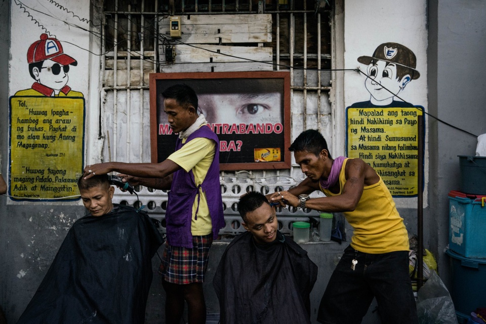 Tù nhân nằm xếp lớp và cuộc sống băng nhóm quản lý trong nhà tù Philippines - Ảnh 7. Tù nhân nằm xếp lớp và cuộc sống băng nhóm quản lý trong nhà tù Philippines - Ảnh 7.