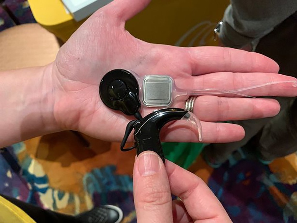 Ốc tai điện tử đặc biệt giúp lấy lại thính lực cho người bị điếc - Ảnh 1. Ốc tai điện tử đặc biệt giúp lấy lại thính lực cho người bị điếc - Ảnh 1.