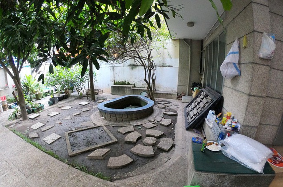 Cận cảnh biệt thự cũ giá triệu USD bỏ hoang giữa trung tâm TP HCM - Ảnh 2. Cận cảnh biệt thự cũ giá triệu USD bỏ hoang giữa trung tâm TP HCM - Ảnh 2.