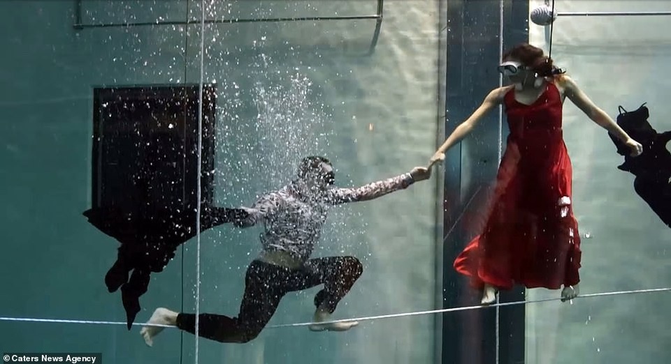 Kỷ lục nhảy múa dưới nước không đeo mặt nạ oxy… lâu nhất thế giới - Ảnh 3. Kỷ lục nhảy múa dưới nước không đeo mặt nạ oxy… lâu nhất thế giới - Ảnh 3.