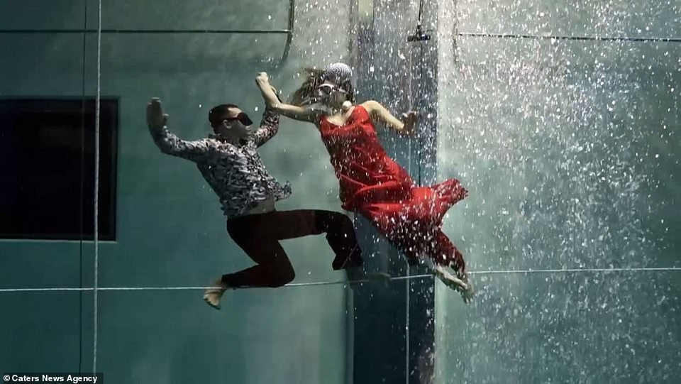 Kỷ lục nhảy múa dưới nước không đeo mặt nạ oxy… lâu nhất thế giới - Ảnh 4. Kỷ lục nhảy múa dưới nước không đeo mặt nạ oxy… lâu nhất thế giới - Ảnh 4.