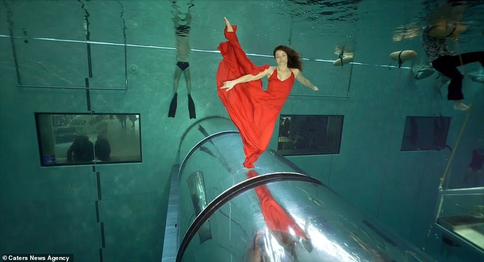 Kỷ lục nhảy múa dưới nước không đeo mặt nạ oxy… lâu nhất thế giới - Ảnh 6. Kỷ lục nhảy múa dưới nước không đeo mặt nạ oxy… lâu nhất thế giới - Ảnh 6.