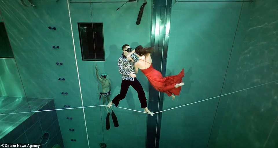 Kỷ lục nhảy múa dưới nước không đeo mặt nạ oxy… lâu nhất thế giới - Ảnh 7. Kỷ lục nhảy múa dưới nước không đeo mặt nạ oxy… lâu nhất thế giới - Ảnh 7.