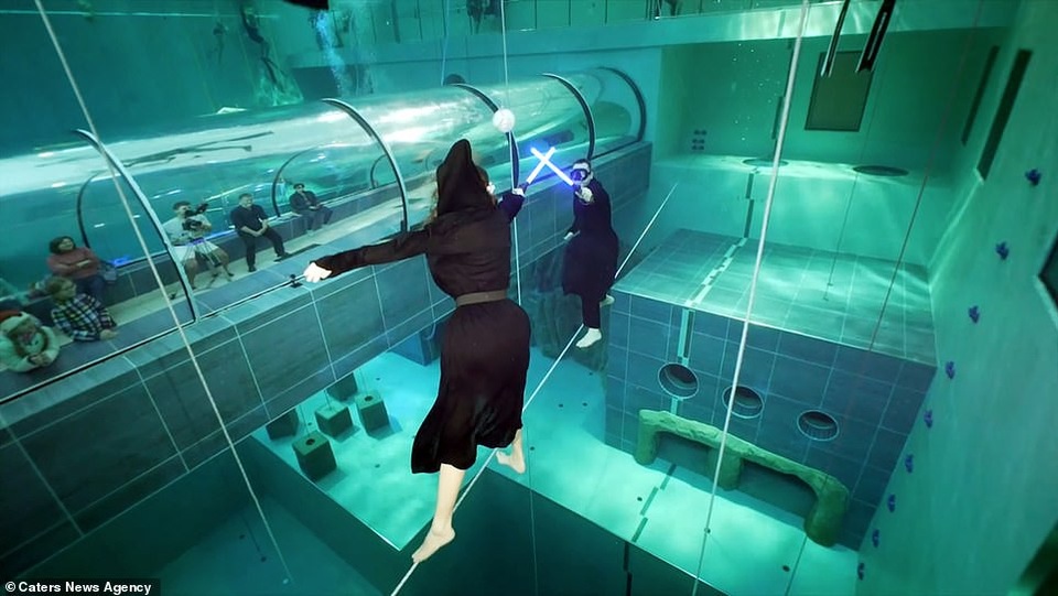 Kỷ lục nhảy múa dưới nước không đeo mặt nạ oxy… lâu nhất thế giới - Ảnh 8. Kỷ lục nhảy múa dưới nước không đeo mặt nạ oxy… lâu nhất thế giới - Ảnh 8.