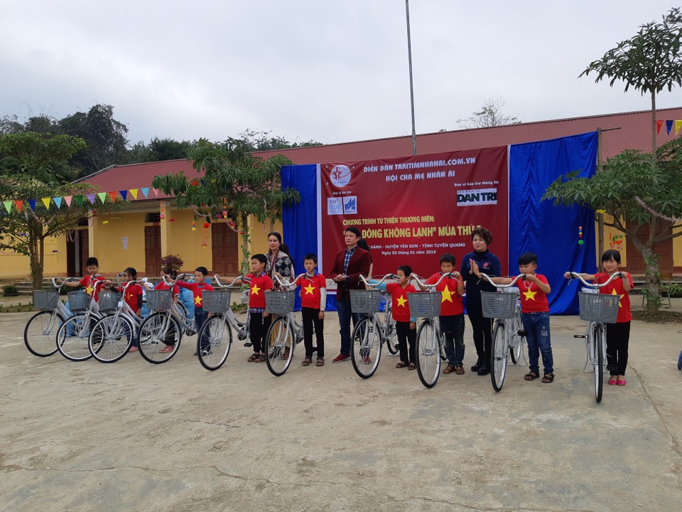 Báo Dân trí trao tặng 258 suất quà Tết đến học sinh miền núi tỉnh Tuyên Quang - Ảnh 3. Báo Dân trí trao tặng 258 suất quà Tết đến học sinh miền núi tỉnh Tuyên Quang - Ảnh 3.