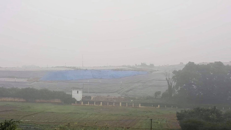 Hàng chục người dân vẫn bám trụ ngày đêm, chặn xe vào bãi rác Nam Sơn - Ảnh 7. Hàng chục người dân vẫn bám trụ ngày đêm, chặn xe vào bãi rác Nam Sơn - Ảnh 7.
