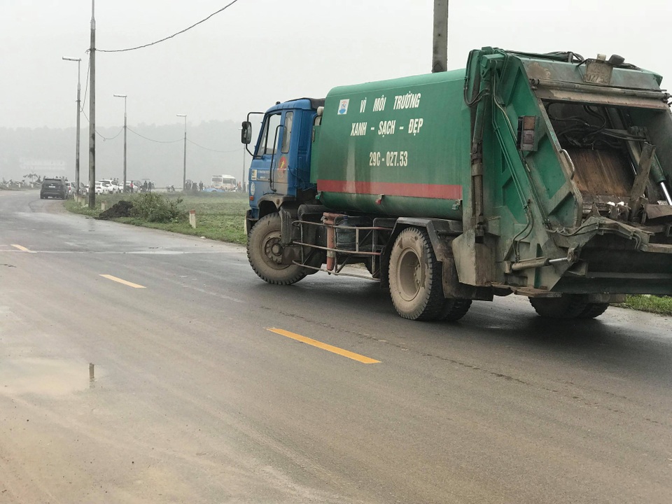 Hàng chục người dân vẫn bám trụ ngày đêm, chặn xe vào bãi rác Nam Sơn - Ảnh 8. Hàng chục người dân vẫn bám trụ ngày đêm, chặn xe vào bãi rác Nam Sơn - Ảnh 8.