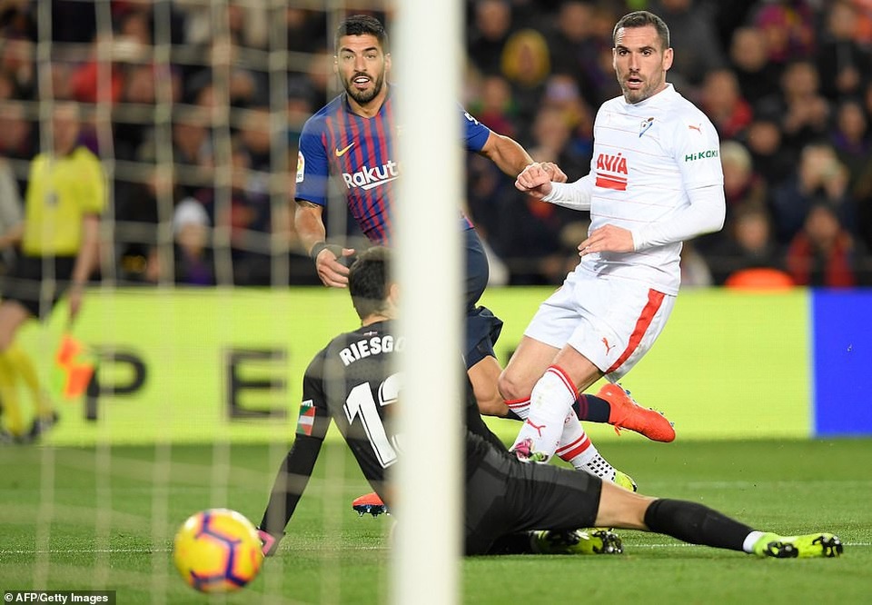 Messi và Suarez rực sáng, Barcelona vững ngôi đầu bảng La Liga - Ảnh 5. Messi và Suarez rực sáng, Barcelona vững ngôi đầu bảng La Liga - Ảnh 5.