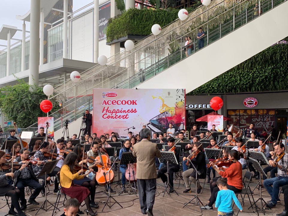 Khán giả thủ đô say mê với Acecook Happiness Concert 2019 - Ảnh 1. Khán giả thủ đô say mê với Acecook Happiness Concert 2019 - Ảnh 1.