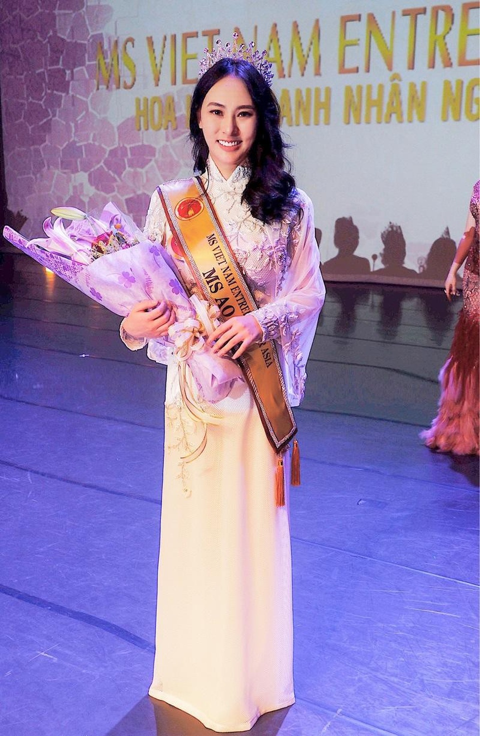 Thu Hoàng toả sáng trong trang phục áo dài của nhà thiết kế Ngô Nhật Huy - Ảnh 1. Thu Hoàng toả sáng trong trang phục áo dài của nhà thiết kế Ngô Nhật Huy - Ảnh 1.