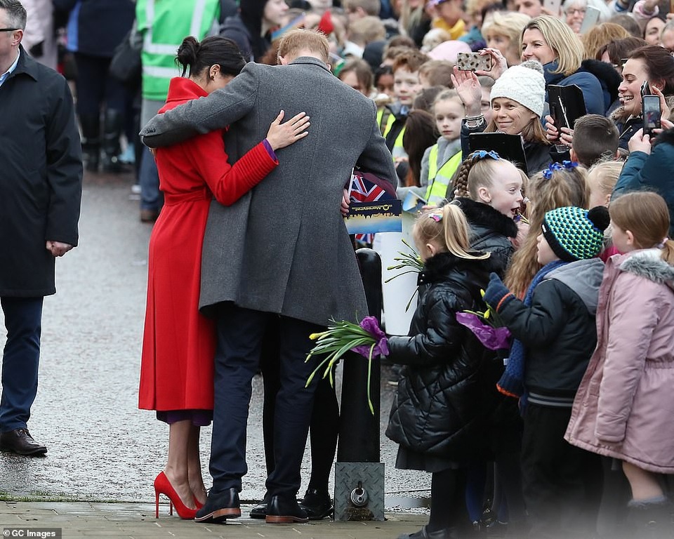 Công nương Meghan Markle: Bầu bí vẫn xinh đẹp - Ảnh 12. Công nương Meghan Markle: Bầu bí vẫn xinh đẹp - Ảnh 12.