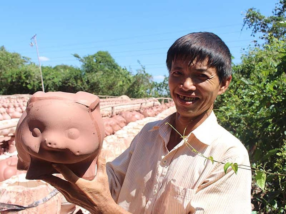 Heo đất Bình Dương ùn ùn xuất xưởng đón Tết - Ảnh 1. Heo đất Bình Dương ùn ùn xuất xưởng đón Tết - Ảnh 1.