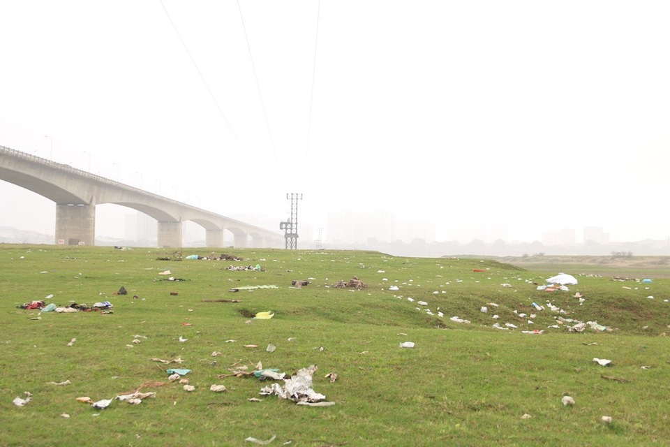 Hà Nội: Bãi bồi ven sông Hồng ngập rác do người dã ngoại bỏ lại - Ảnh 2.