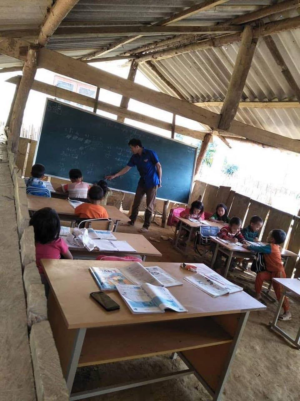 Xót xa hình ảnh học sinh mầm non ở vùng cao đốt lửa ngồi học cho đỡ rét - Ảnh 10. Xót xa hình ảnh học sinh mầm non ở vùng cao đốt lửa ngồi học cho đỡ rét - Ảnh 10.