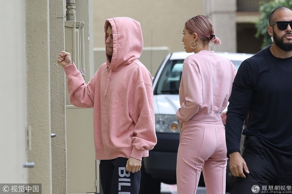 Vợ chồng Justin Bieber đeo nhẫn đôi minh chứng tình yêu - Ảnh 1. Vợ chồng Justin Bieber đeo nhẫn đôi minh chứng tình yêu - Ảnh 1.