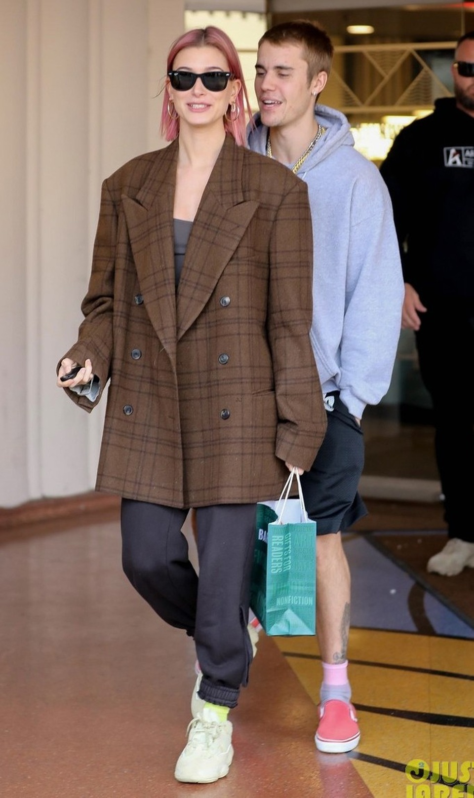 Vợ chồng Justin Bieber đeo nhẫn đôi minh chứng tình yêu - Ảnh 9. Vợ chồng Justin Bieber đeo nhẫn đôi minh chứng tình yêu - Ảnh 9.