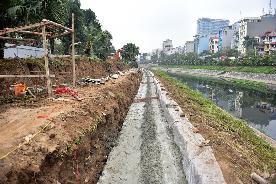 Công nhân hối hả xén dải phân cách mở rộng đường Hà Nội - Ảnh 14. Công nhân hối hả xén dải phân cách mở rộng đường Hà Nội - Ảnh 14.