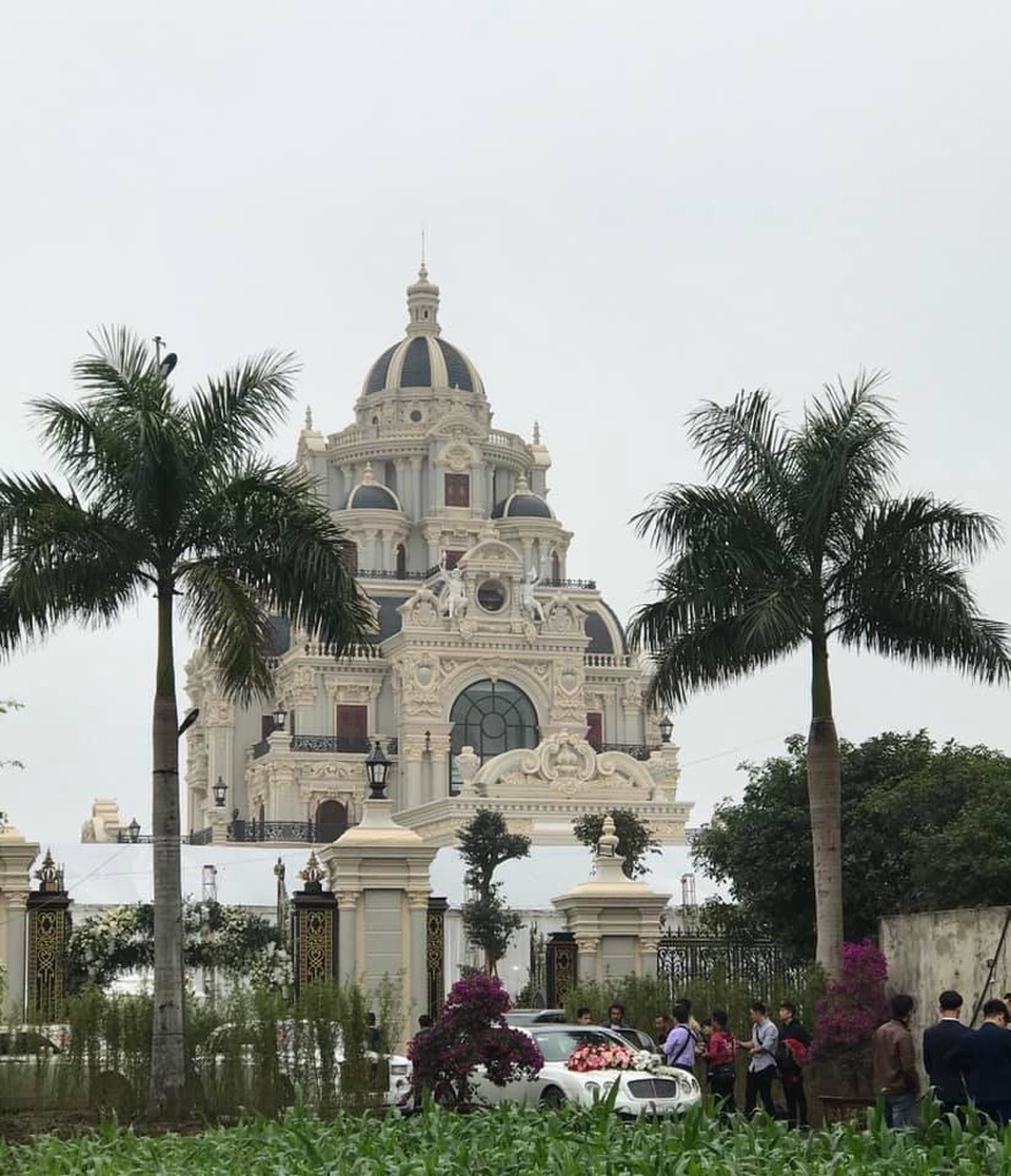 Lâu đài của đại gia Nam Định có con gái đeo vàng trĩu cổ ngày cưới - Ảnh 7. Lâu đài của đại gia Nam Định có con gái đeo vàng trĩu cổ ngày cưới - Ảnh 7.