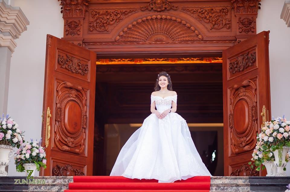 Lâu đài của đại gia Nam Định có con gái đeo vàng trĩu cổ ngày cưới - Ảnh 10. Lâu đài của đại gia Nam Định có con gái đeo vàng trĩu cổ ngày cưới - Ảnh 10.