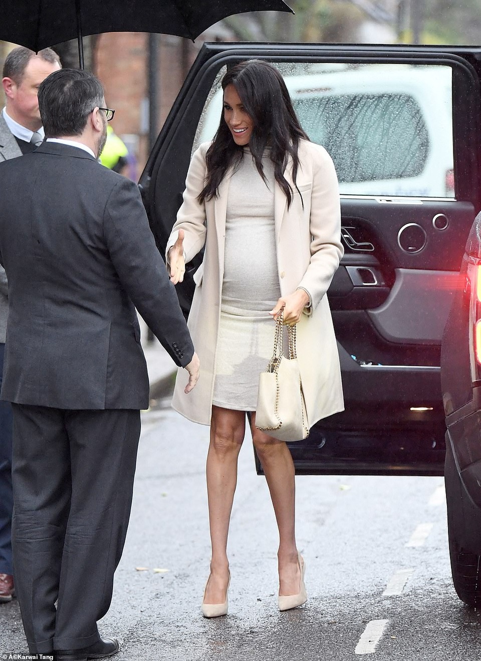 Bà bầu Meghan Markle khoe nhan sắc thanh lịch - Ảnh 11. Bà bầu Meghan Markle khoe nhan sắc thanh lịch - Ảnh 11.