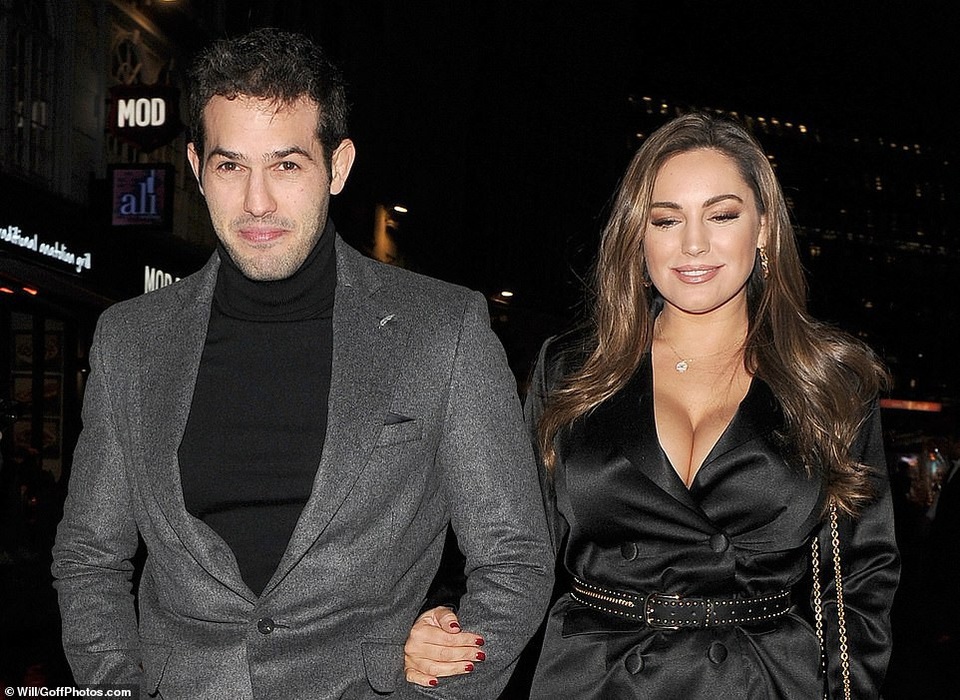 Kelly Brook shows off her sexy breasts while going out for the night with her boyfriend - Photo 4.