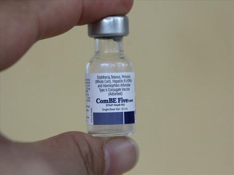 Bé 2 tháng tử vong sau tiêm vắc xin ComBE Five có thể do sốc phản vệ - Ảnh 1. Bé 2 tháng tử vong sau tiêm vắc xin ComBE Five có thể do sốc phản vệ - Ảnh 1.