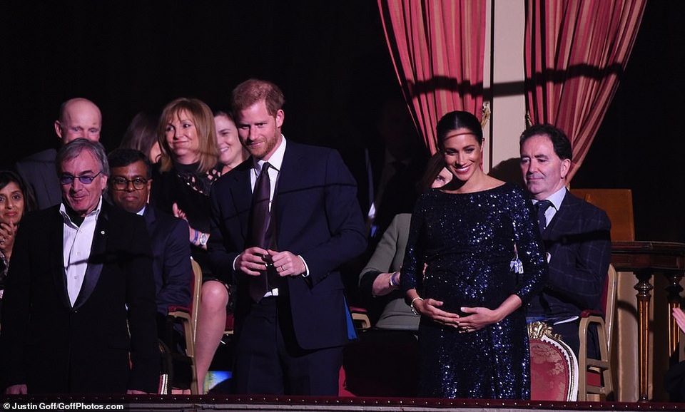 Bà bầu Meghan Markle khoe nhan sắc thanh lịch - Ảnh 6. Bà bầu Meghan Markle khoe nhan sắc thanh lịch - Ảnh 6.