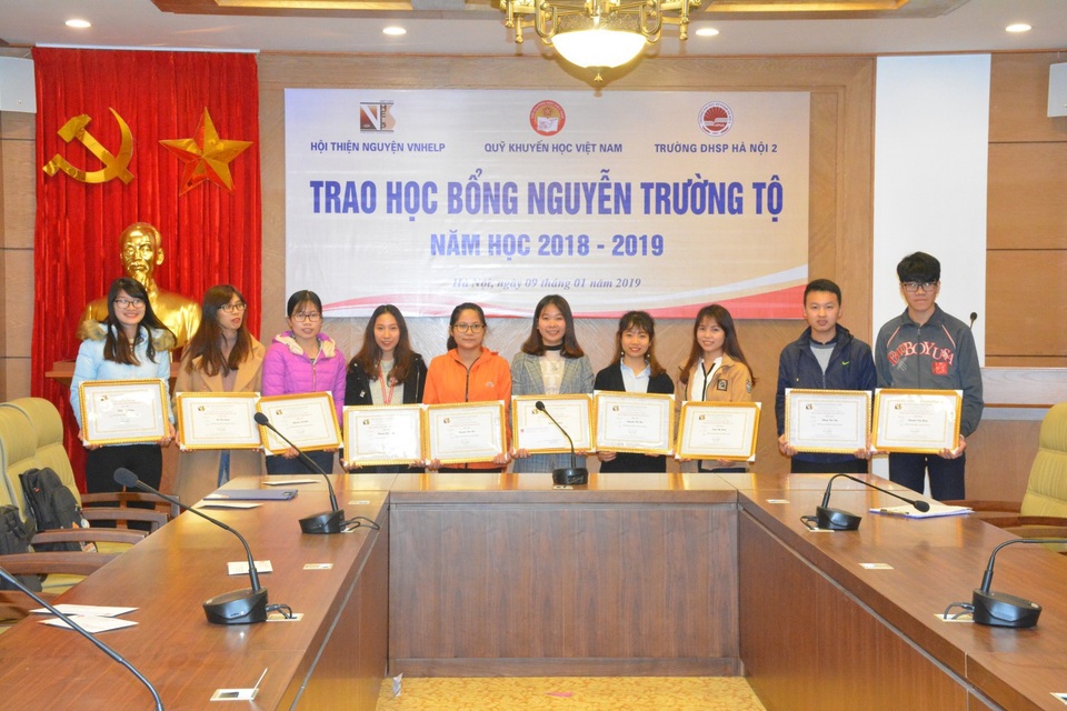 Quỹ Khuyến học Việt Nam trao học bổng Nguyễn Trường Tộ đến nhiều trường đại học ở Thủ đô - Ảnh 3. Quỹ Khuyến học Việt Nam trao học bổng Nguyễn Trường Tộ đến nhiều trường đại học ở Thủ đô - Ảnh 3.