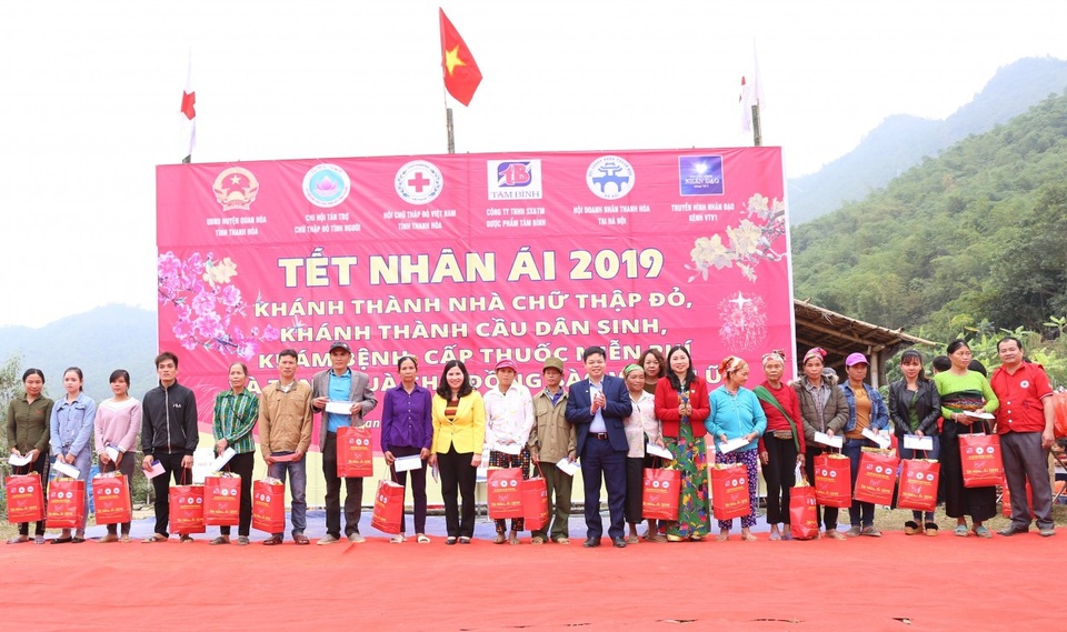 Tết Nhân ái 2019- Ấm lòng bà con vùng lũ - Ảnh 1. Tết Nhân ái 2019- Ấm lòng bà con vùng lũ - Ảnh 1.