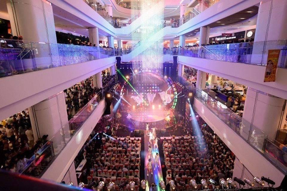 Vũ điệu ánh sáng tại TTTM Gigamall khiến người xem không rời mắt - Ảnh 1. Vũ điệu ánh sáng tại TTTM Gigamall khiến người xem không rời mắt - Ảnh 1.