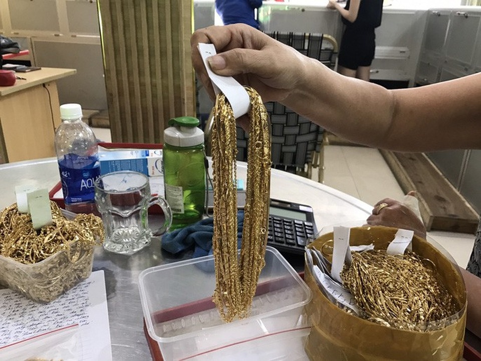 Bất ngờ vụ bán 230 lượng vàng: Lấy trộm của chủ trong 6 năm liền - Ảnh 1. Bất ngờ vụ bán 230 lượng vàng: Lấy trộm của chủ trong 6 năm liền - Ảnh 1.