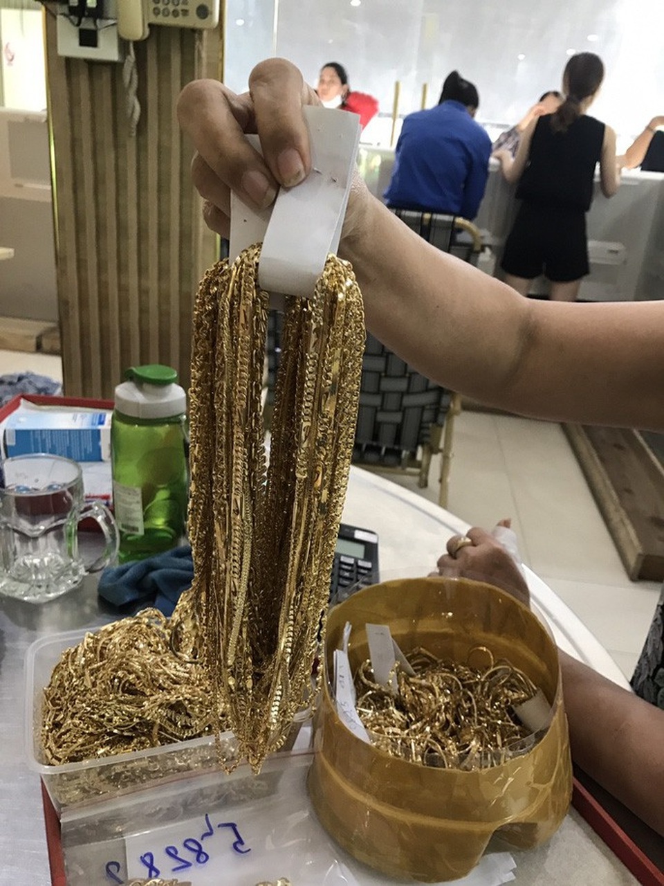 Bất ngờ vụ bán 230 lượng vàng: Lấy trộm của chủ trong 6 năm liền - Ảnh 2. Bất ngờ vụ bán 230 lượng vàng: Lấy trộm của chủ trong 6 năm liền - Ảnh 2.