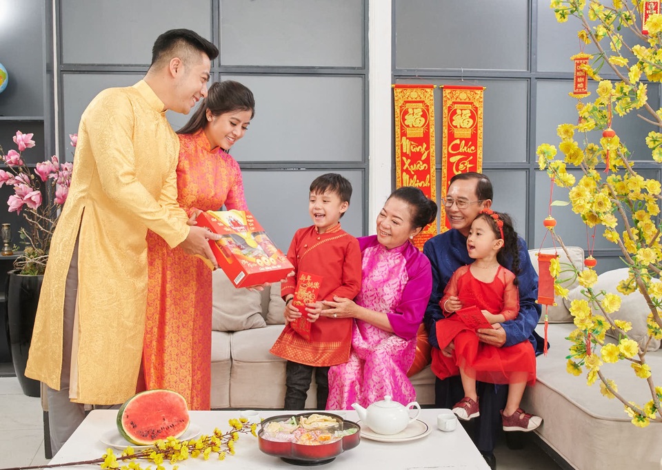 Tuyệt chiêu chọn quà Tết chúc nhau giàu sang tài lộc - Ảnh 3. Tuyệt chiêu chọn quà Tết chúc nhau giàu sang tài lộc - Ảnh 3.