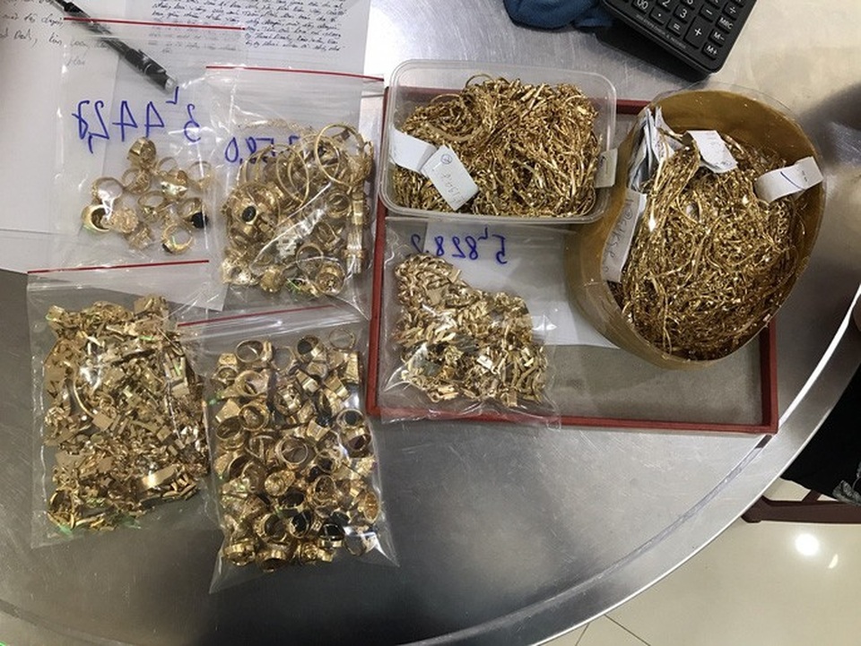 Bất ngờ vụ bán 230 lượng vàng: Lấy trộm của chủ trong 6 năm liền - Ảnh 4. Bất ngờ vụ bán 230 lượng vàng: Lấy trộm của chủ trong 6 năm liền - Ảnh 4.