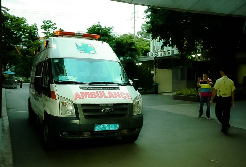 Vụ du khách Việt bị đánh bom ở Ai Cập: Một người đã xuất viện - 3 Xe cấp cứu của bệnh viện Đại học Y dược tiếp nhận bệnh nhân hôm 1/1.