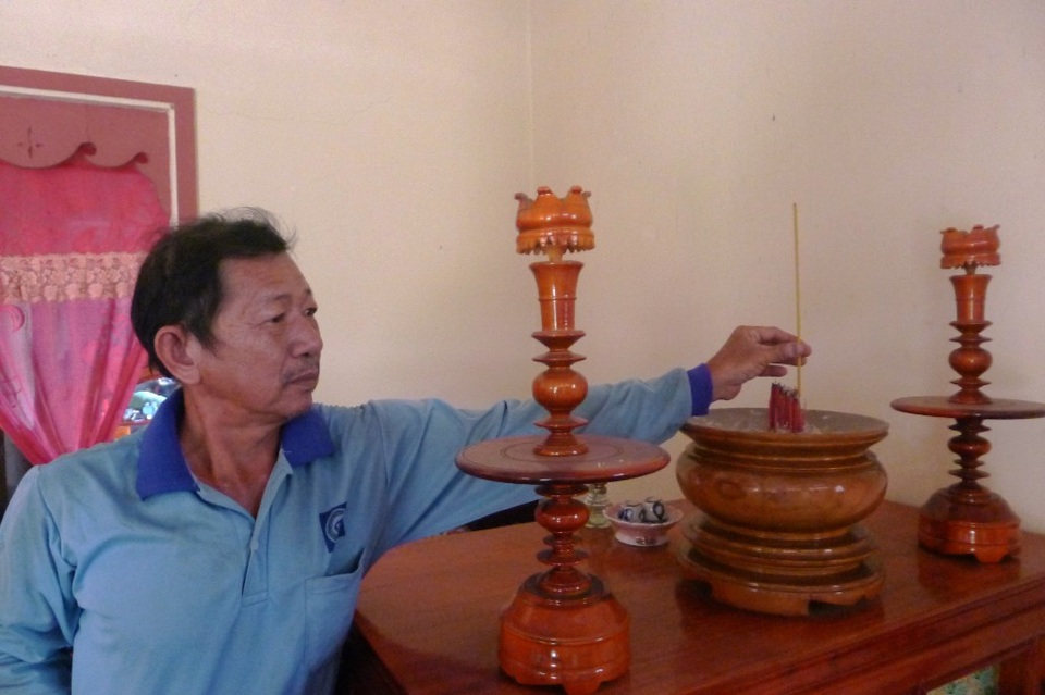 Pôn Pốt sát hại hơn 3.000 dân thường An Giang: Ký ức kinh hoàng của những người sống sót - 2
Nhiều năm qua, ông Huỳnh Văn Quốc nhang khói cho cha mẹ và 7 anh chị em của mình nhưng bàn thờ chẳng có tấm di ảnh nào của họ.