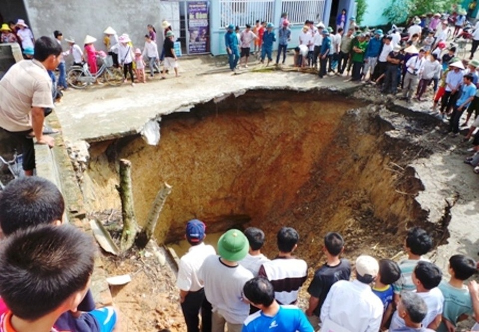 “Hố tử thần” sâu gần 5m bất ngờ xuất hiện... trong nhà - 2 Trước đó, cũng tại địa phương này từng xảy ra hiện tượng sụt lún nghiêm trọng.