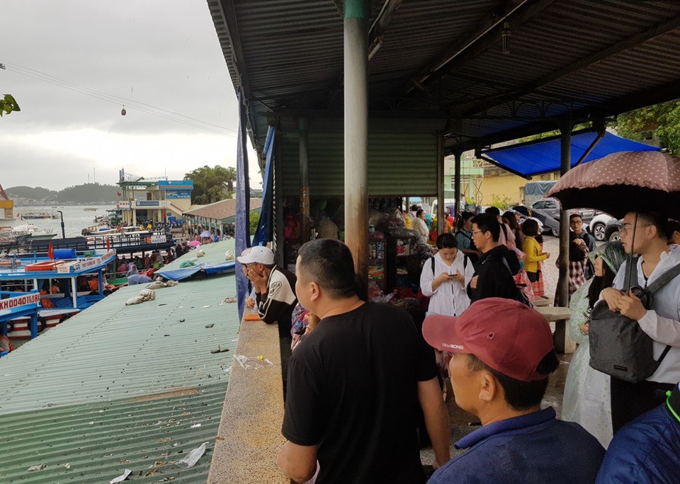 Bến tàu đón khách tham quan Vịnh Nha Trang nhộn nhịp sau kỳ nghỉ - 2 Bến tàu đón khách tham quan Vịnh Nha Trang nhộn nhịp sau kỳ nghỉ - 2
