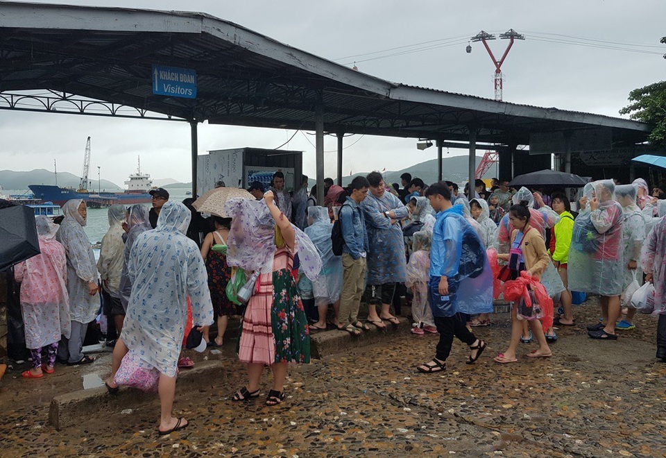 Bến tàu đón khách tham quan Vịnh Nha Trang nhộn nhịp sau kỳ nghỉ - 4 Bến tàu đón khách tham quan Vịnh Nha Trang nhộn nhịp sau kỳ nghỉ - 4