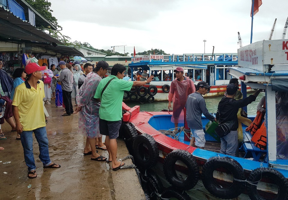 Bến tàu đón khách tham quan Vịnh Nha Trang nhộn nhịp sau kỳ nghỉ - 7 Bến tàu đón khách tham quan Vịnh Nha Trang nhộn nhịp sau kỳ nghỉ - 7