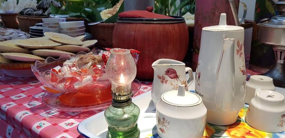 Ấn tượng khai mạc triển lãm “Ký ức Hà Nội” - 3 Một góc sắp đặt với những đồ vật thời bao cấp. Chuỗi hoạt động triển lãm, trải nghiệm ẩm thực Hà Nội thời bao cấp diễn ra từ ngày 30/12-2018 đến 31/1/2019 tại 70 Nguyễn Du, Hà Nội.