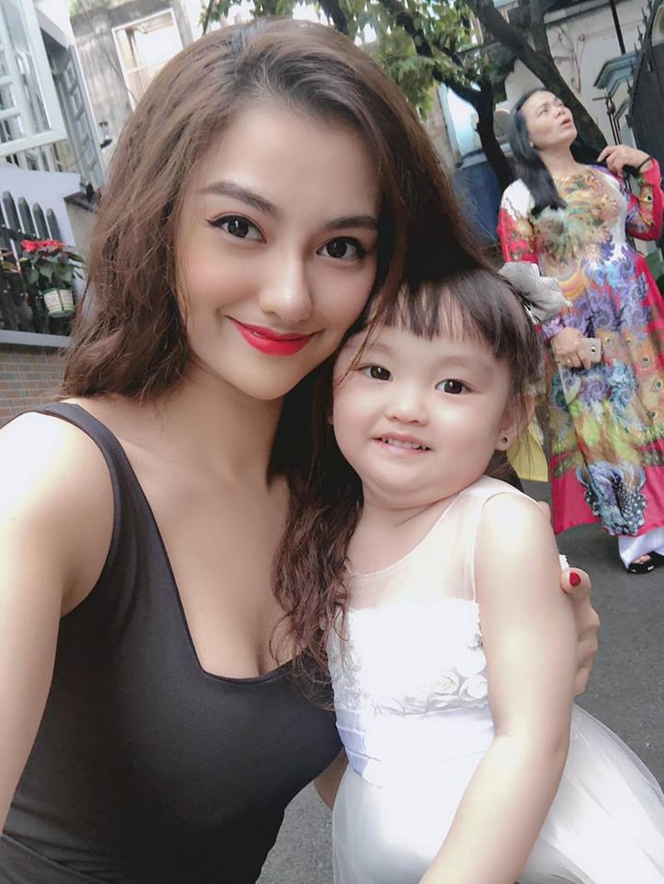 Cận cảnh nhan sắc những mỹ nhân Việt công khai “dao kéo” trong năm qua - 20 Người đẹp cũng tâm sự chiếc mũi sẽ đẹp trong khoảng 5-8 năm chứ không được vĩnh viễn.