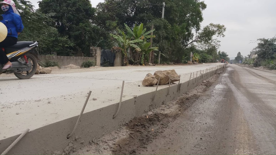 Rợn người với những thanh sắt chĩa ngang dọc đầy đường - 2 
Những thanh sắt đâm ngang và chổng ngược lên không khác gì những chiếc bẫy nguy hiểm cho người tham gia giao thông.