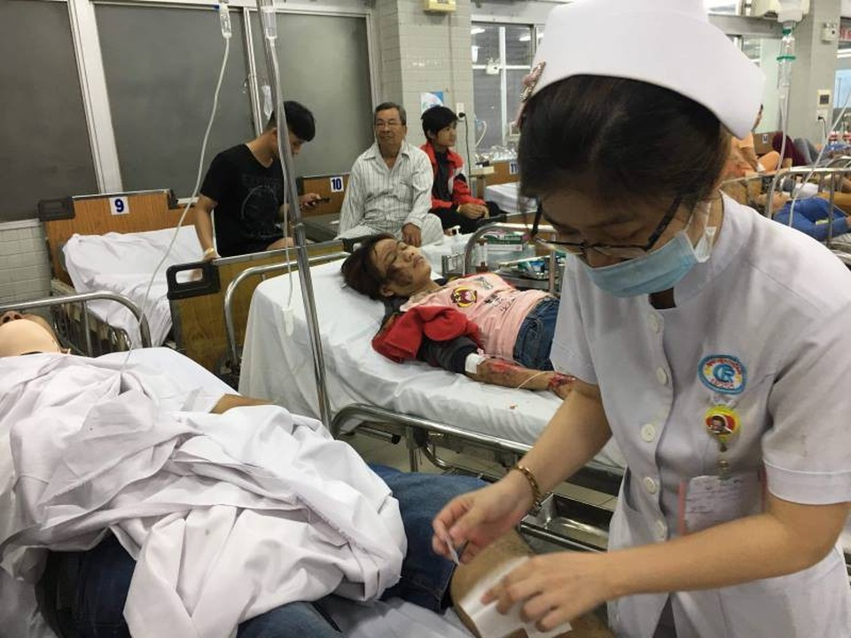 Vụ tai nạn kinh hoàng: “Không thể quên cảnh người nằm la liệt trên đường!” - 1 Các nạn nhân đang được chăm sóc tích cực